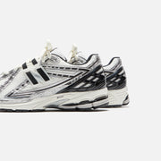 New Balance 1906R - Silver Metallic / Black / Sea Salt